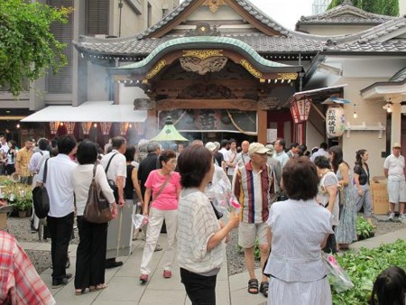 入谷朝顔市　境内の賑わい
