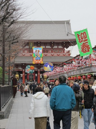 すっかり正月の装い浅草寺