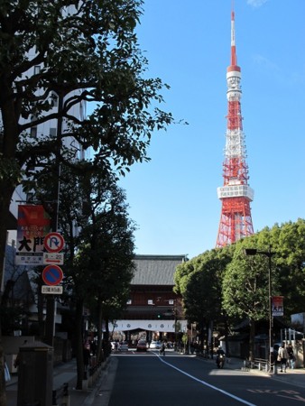 大門方面より東京タワーを望む