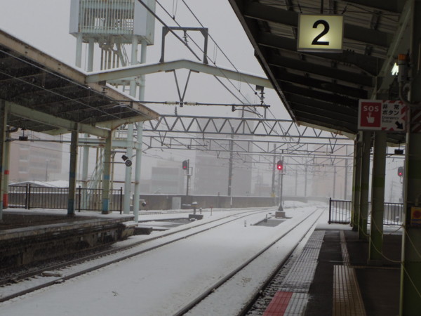 JR松江駅ホームの写真。雪が降っている。