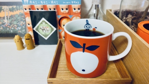 リトルミイのマグカップにコーヒーがたっぷり注がれている