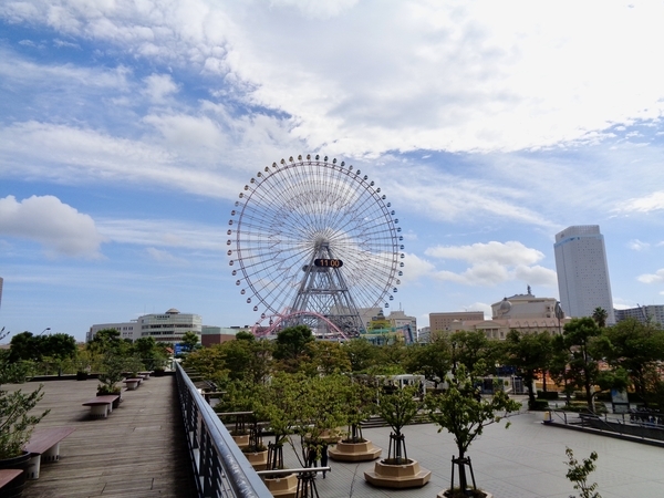 大きな観覧車が見える横浜の街