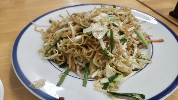 もやしやネギたっぷりの焼きそば