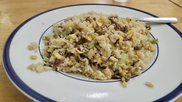 お肉、卵、ネギなどが入った炒飯
