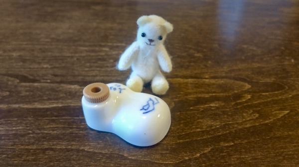 崎陽軒のシウマイについてきた醤油差しと、小さなくまのぬいぐるみ