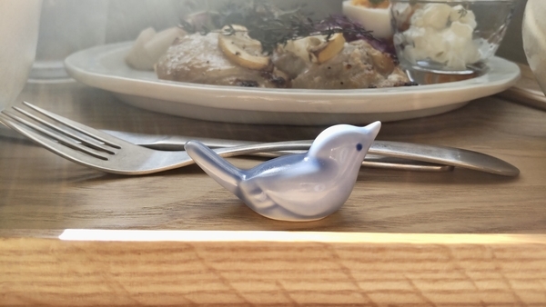 ランチのトレイの手前に青い鳥をかたどった箸置きが置いてある。