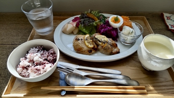 黒米入りのごはん、いろんな野菜のおかず、ハーブとレモンで仕上げたチキンソテー、じゃがいものポタージュがトレイにのっている。