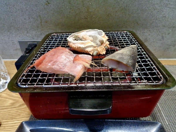 一席にひとつ焼き台があって、網の上にお魚をのせて焼けるようになっている