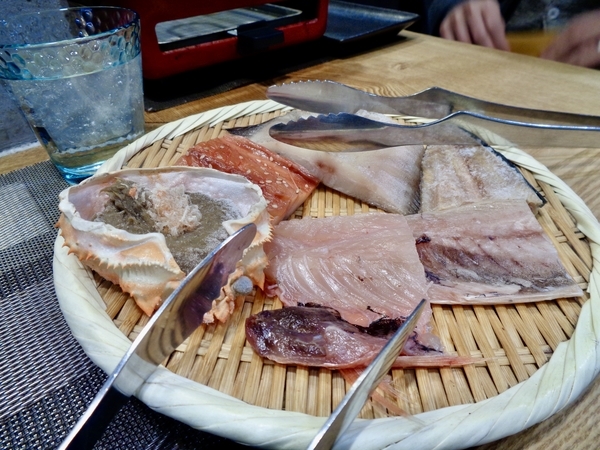 五種のおすすめ干物と蟹味噌がザルの上に載っている