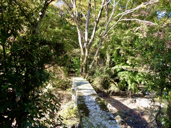 湧水の上に石造りの橋が渡してある