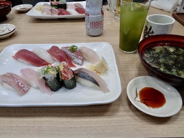 おおぶりのお寿司が十貫と海藻のお味噌汁