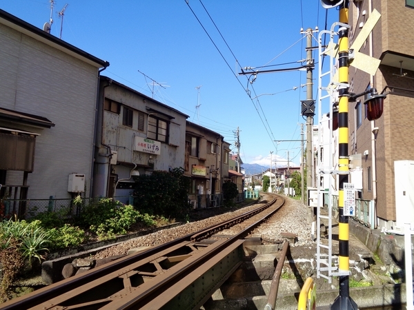 単線の線路の向こうに富士山