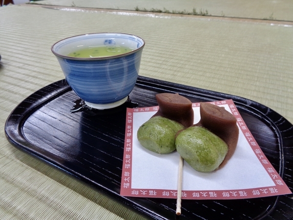 三嶋大社の縁起餅「福太郎」がふたつと緑茶がお盆にのっている