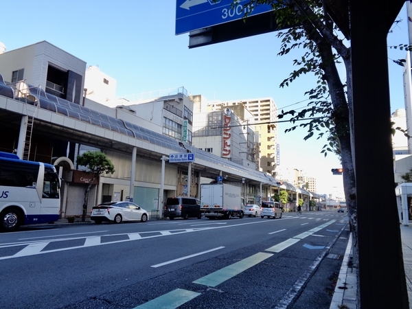 沼津駅前のバス通り