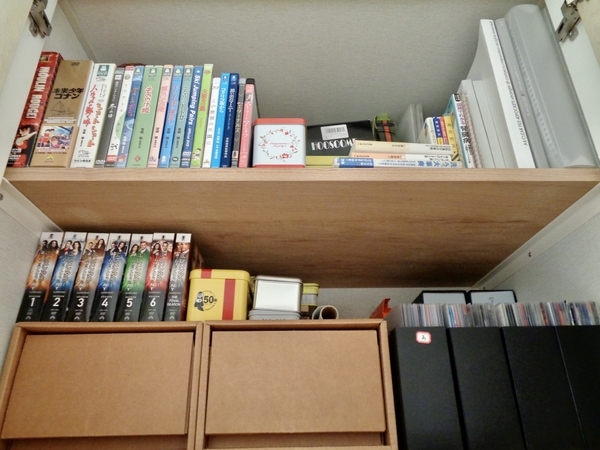 棚の上に一応物が収まっている