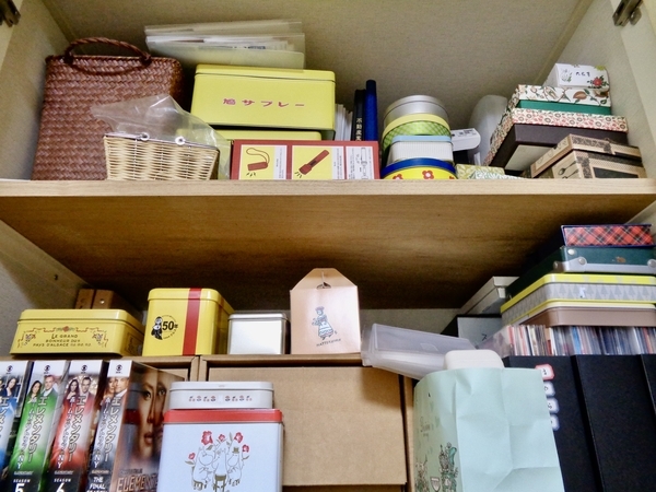 扉付きの棚の中が物でぐじゃぐじゃになっている