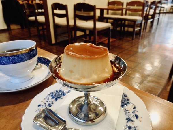 足つきのお皿にプリンがのっている。