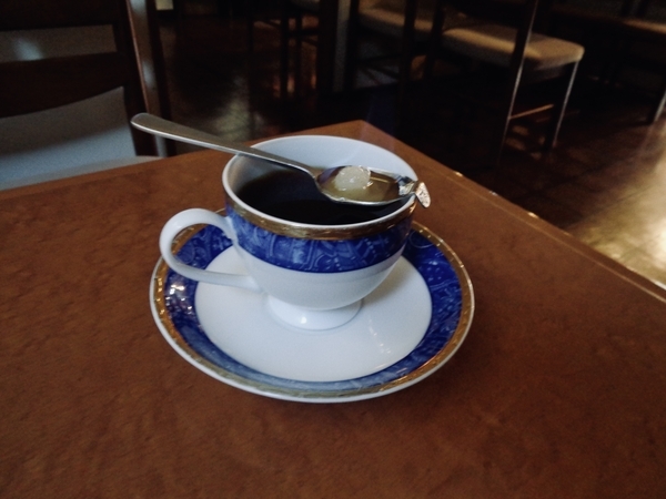 コーヒーカップにスプーンが渡してあって、その上にあるブランデーを含んだ砂糖から青い火がのぼっている