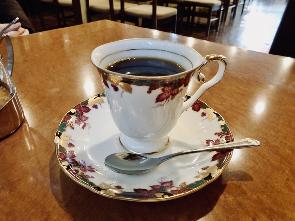 細めのカップにコーヒーが注がれている