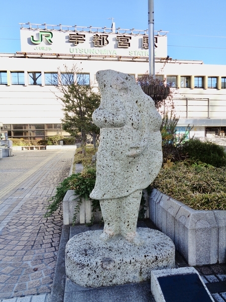 JR宇都宮駅を出たところにある餃子の石像