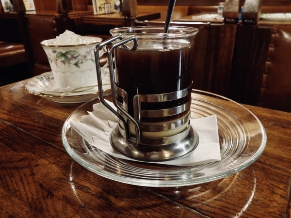 テーブルの上に生クリームたっぷりのウィンナーコーヒーと、練乳たっぷりのベトナムコーヒーがある