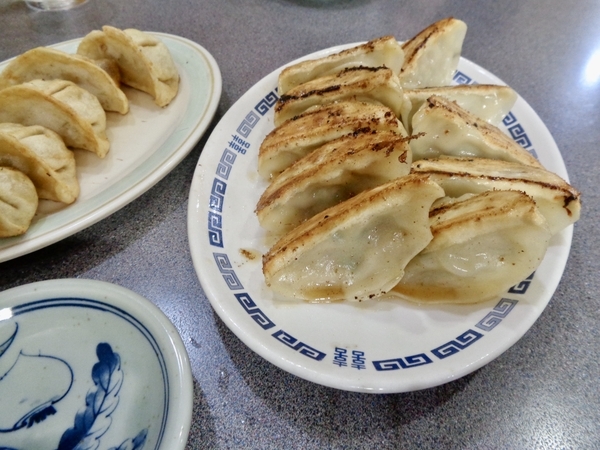 揚げ餃子が五個と、焼き餃子が十個