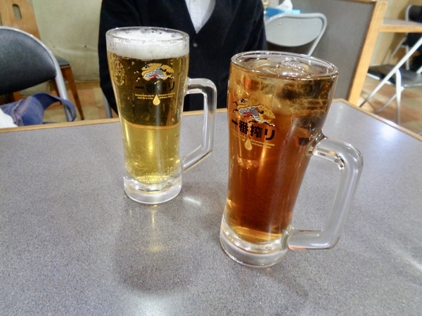 餃子屋さんのテーブルの上に生ビールとウーロンハイ