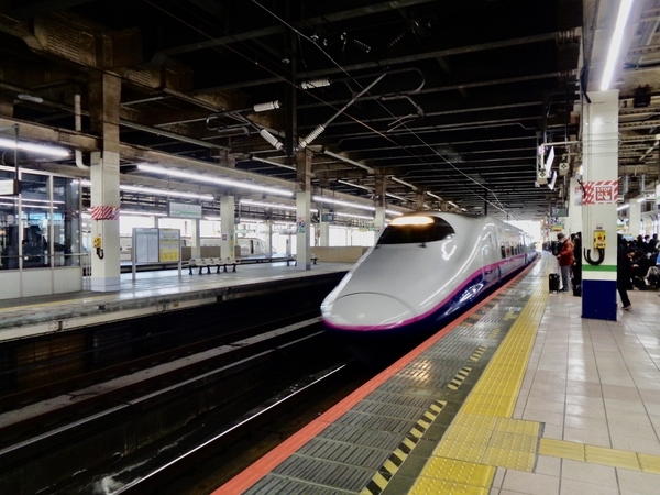 郡山行きの新幹線がホームに入ってきたところ