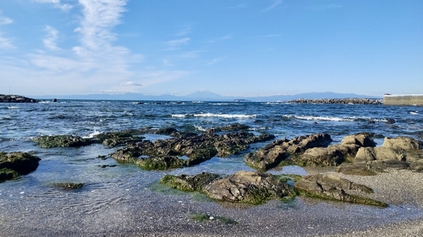 岩場の向こうに広がる青い海と青い空
