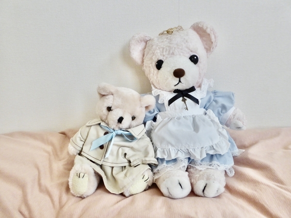 ベージュのテディベアとピンクのテディベア