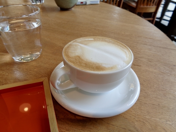 コーヒーカップになみなみと注がれたカフェラテ