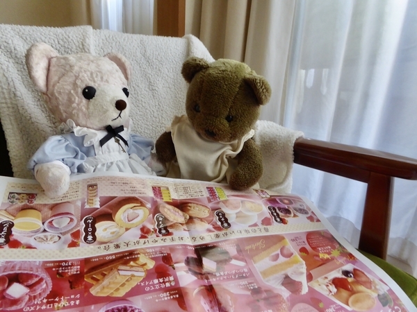 シャトレーゼのちらしを読むピンクのくまと茶色のくま