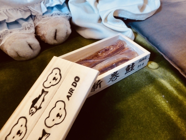ミニチュア鮭箱の蓋を取ったところを取った写真。中に鮭とばが入っている。