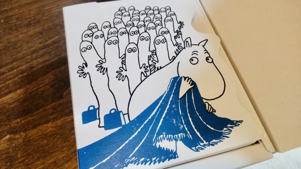 クッキーの内側の絵を撮った写真。ムーミンとにょろにょろの絵。