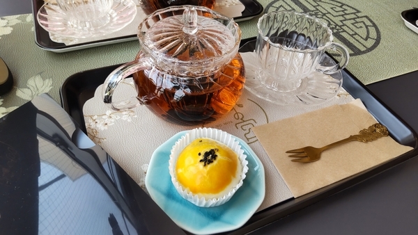 中華菓子とプーアル茶の写真