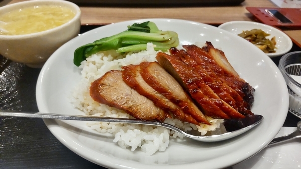 叉焼飯の写真。卵スープつき。