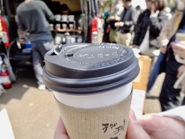 紙コップのコーヒーの写真。コーヒー豆専門点「珈琲や」のトラック。