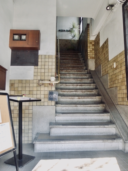 横浜にある、とあるビルの一階を撮った写真