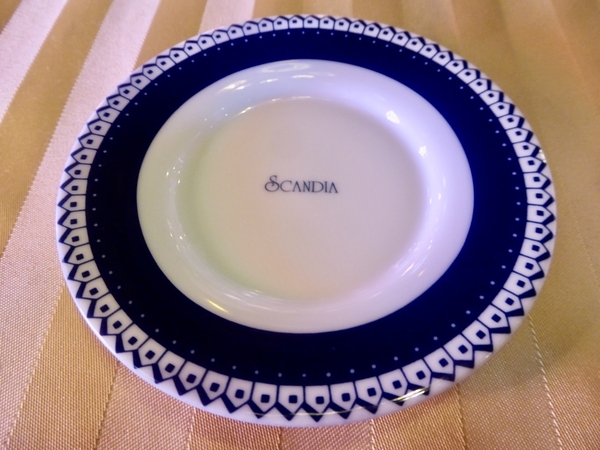 スカンディヤのコーヒーカップを受けるソーサーの写真。お皿の中央にSCANDIAの文字が見える。