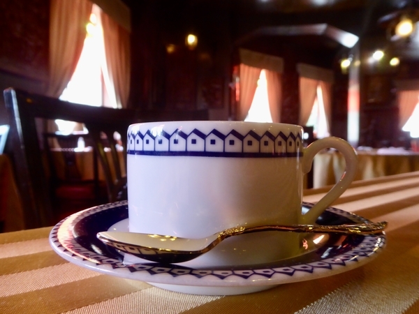 スカンディヤのコーヒーカップ写真。正面。