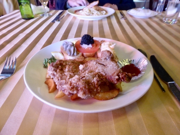 料理の写真。バゲットが三つ。それぞれ上にキャビア、フォアグラのムース、玉子サラダがのっていて、メインはチキンもも肉。