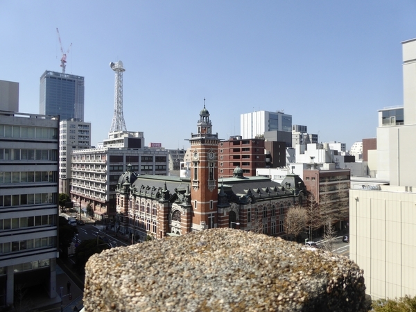 横浜県庁舎屋上から見える横浜市開港記念会館の写真