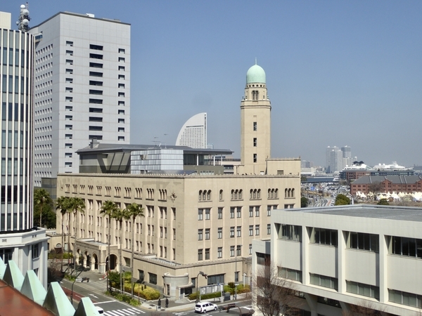 横浜県庁舎屋上から見える横浜税関本関庁舎