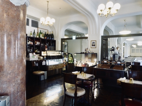 カフェ・ドゥ・ラ・プレス店内、出口ちかくの写真