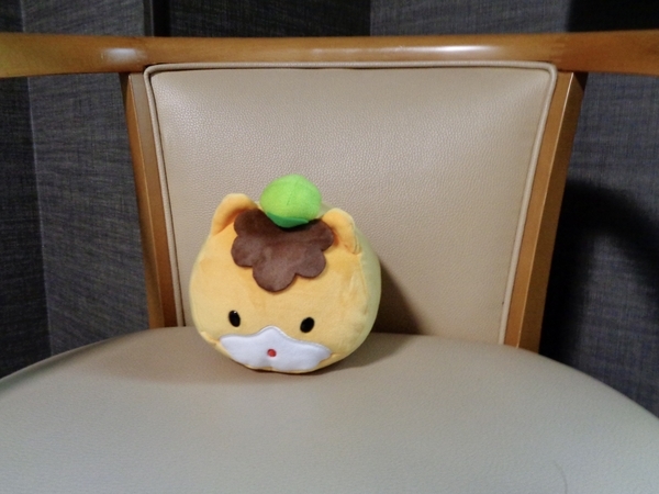 ビジネスホテルの部屋にいるぐんまちゃんを撮った写真