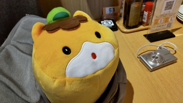 居酒屋の店内にいるぐんまちゃんを撮った写真