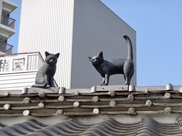 萩原朔太郎の書斎を移築復元した建物の屋根に猫の像があるのを撮った写真