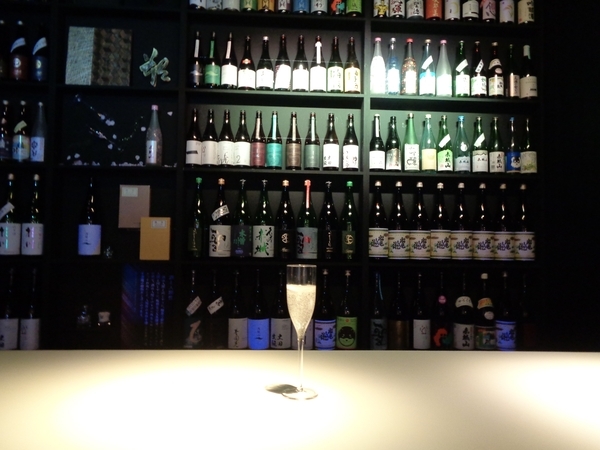 前橋文学館館内の写真。バーカウンター風にしつらえてある