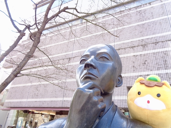 萩原朔太郎像の肩に乗るぐんまちゃんを撮った写真