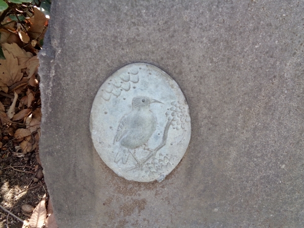 鳥のプレートの写真。詩碑に鳥をかたどったプレートが飾られている。